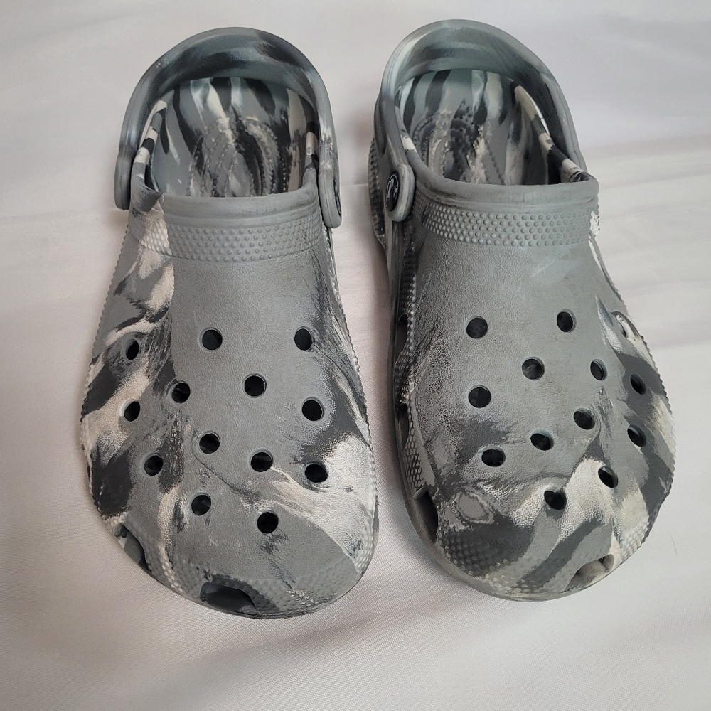 CROCS Unisex Gray & White Marble/Camo Clogs Size W9 M7